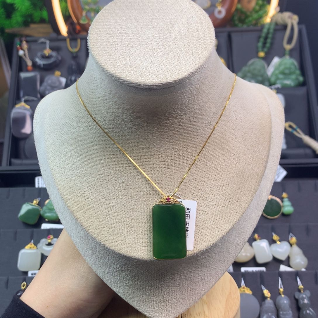 和田玉吊坠18K金镶嵌