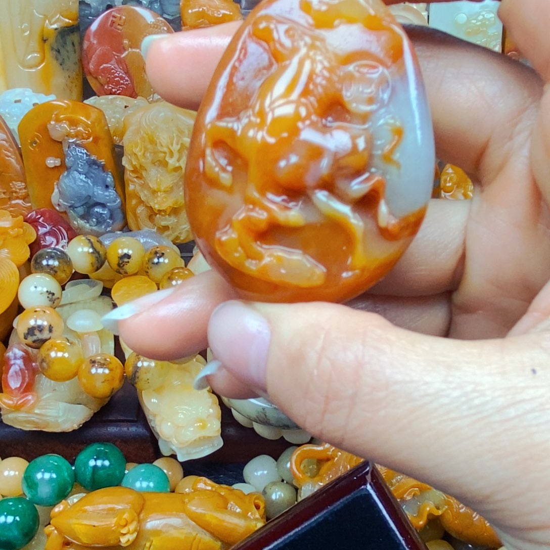 石英质玉（黄龙玉）颈饰未镶嵌