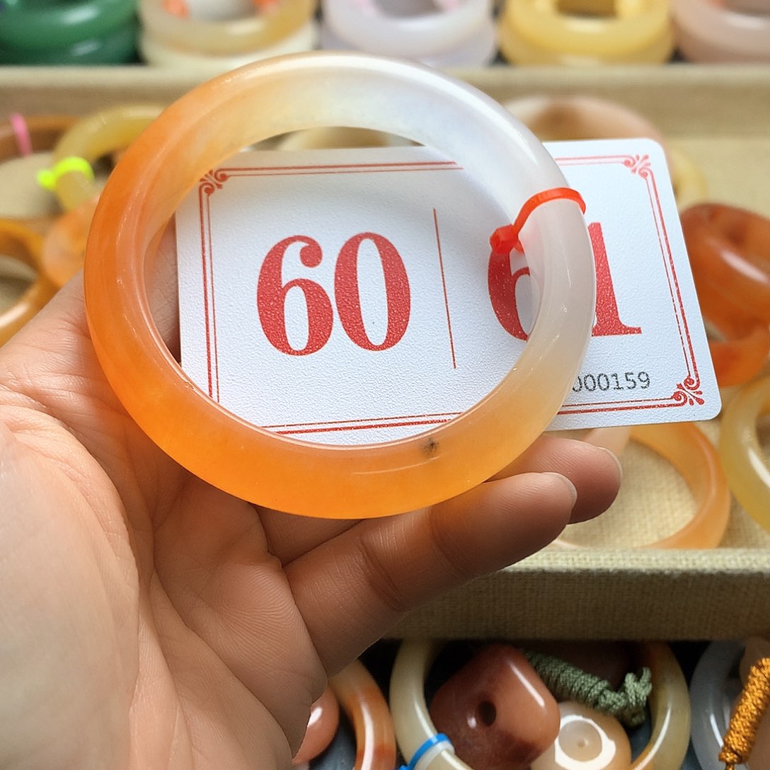 未镶嵌石英质玉（黄龙玉）手镯