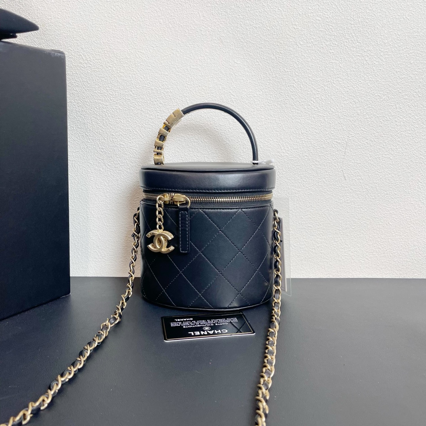 95新 Chanel/香奈儿 98新 奢总管/珍珠字母手提水桶包/30开