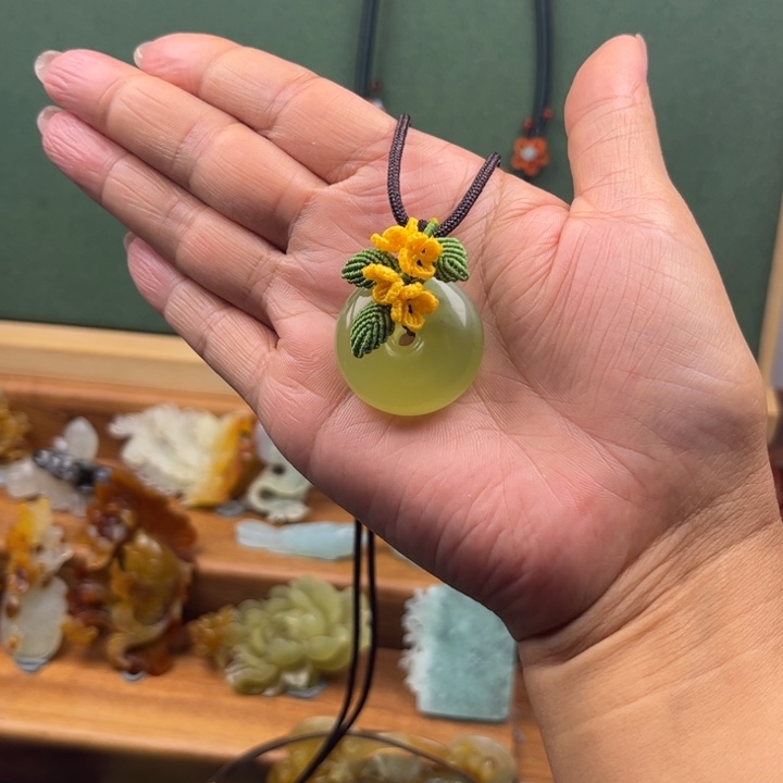 蛇纹石玉合金吊坠