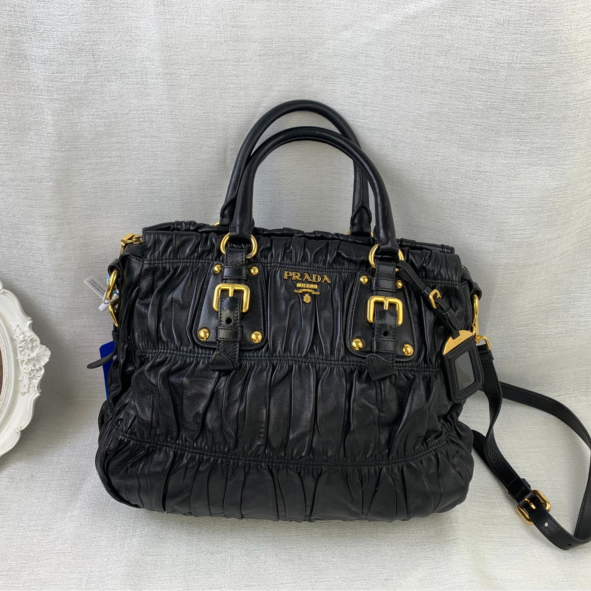 95新 Prada/普拉达 高级黑金褶皱手提包/EE12103202/3202