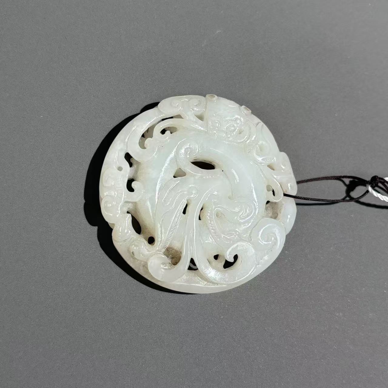 清代和田玉镂空螭龙玉璧