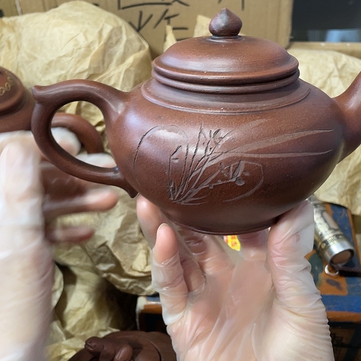 紫砂茶壶原矿泥料手工制作的一把紫砂壶。