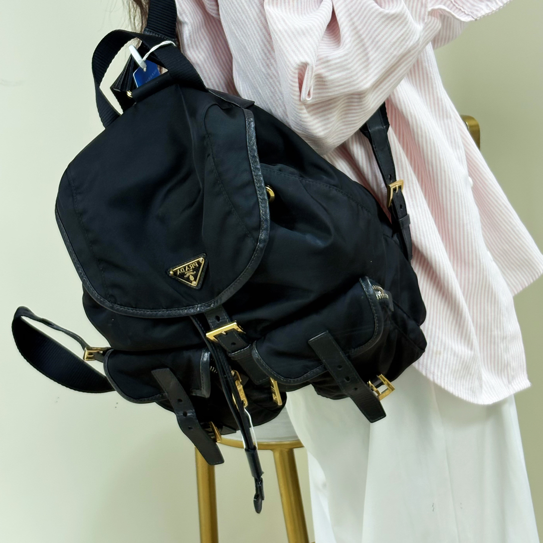 95新 Prada/普拉达 九成新时尚黑色双肩包包包适合日常出行使用