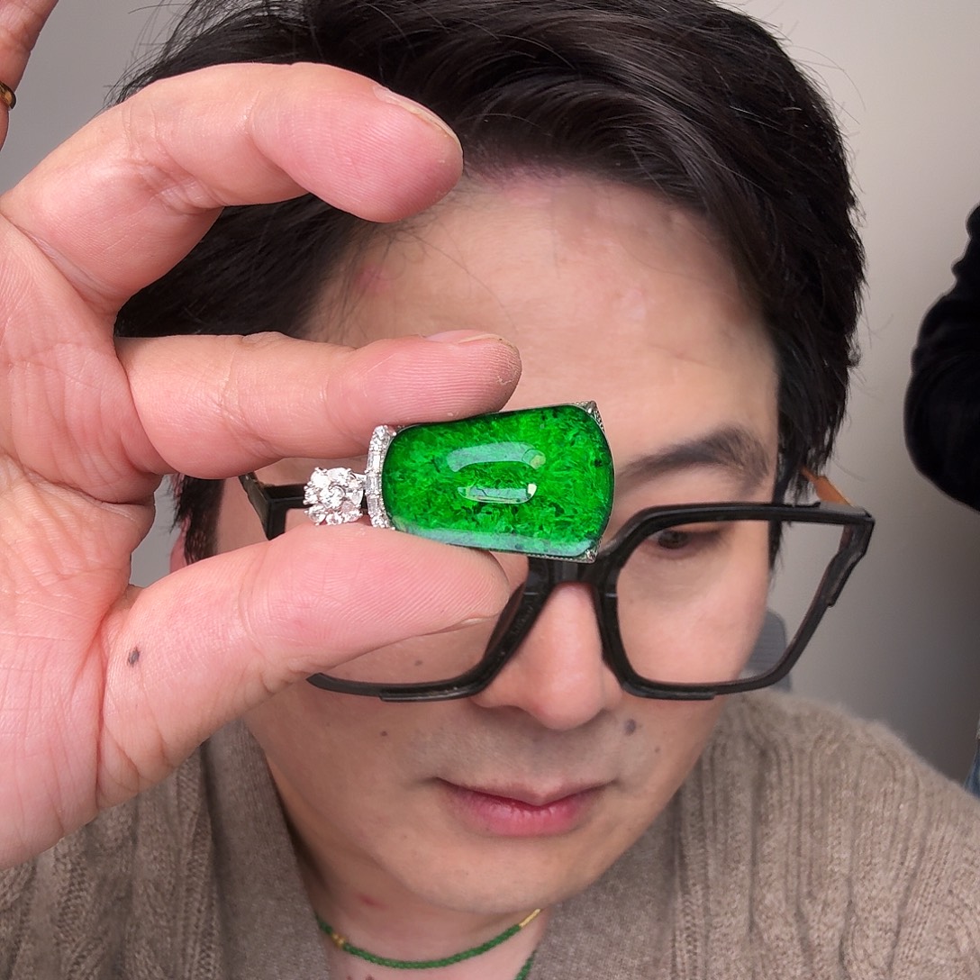 咪***宝翡翠未镶嵌颈饰一件