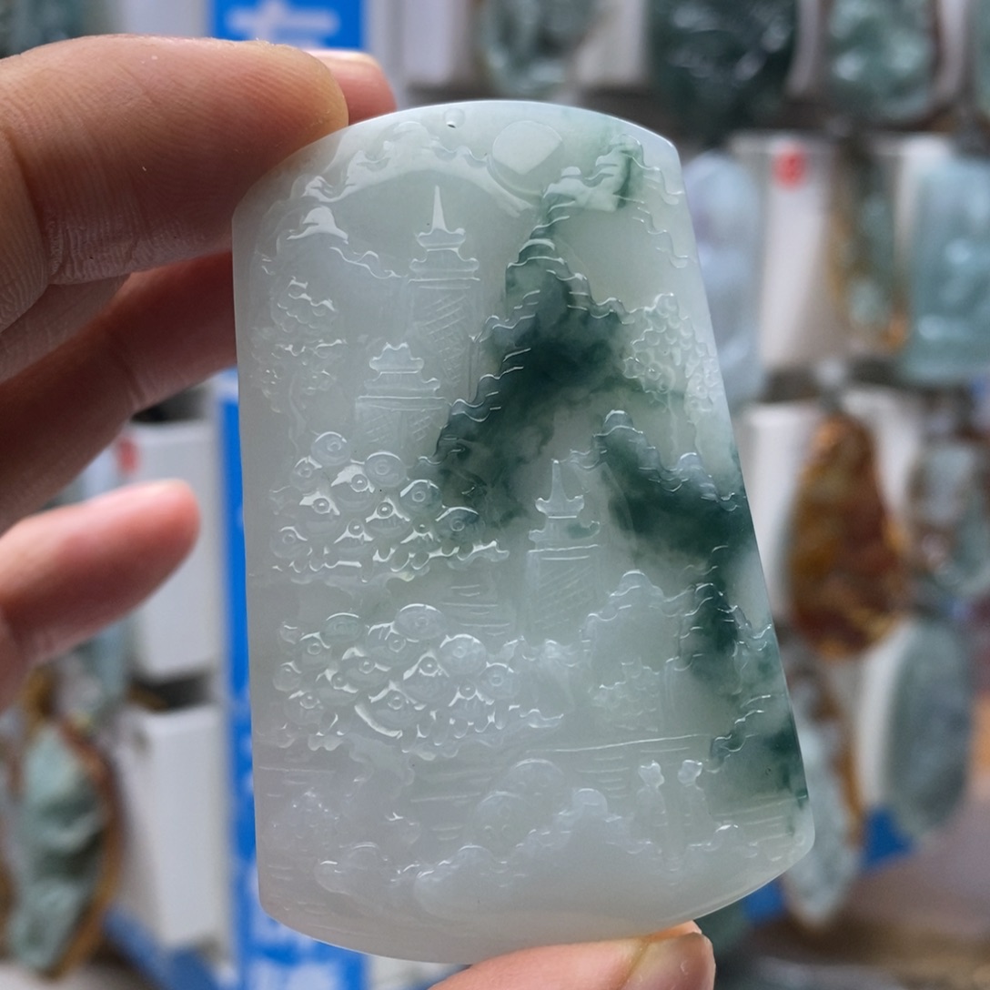 翡翠颈饰未镶嵌山水