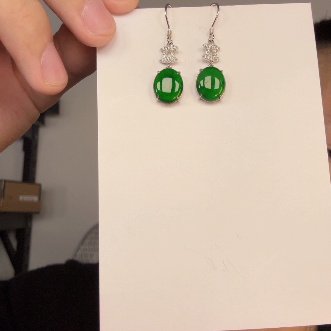 翡翠未镶嵌颈饰一对