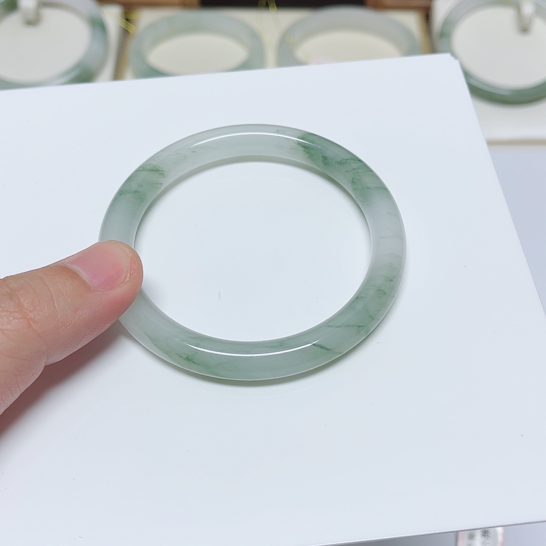 石英质玉手镯未镶嵌与**依