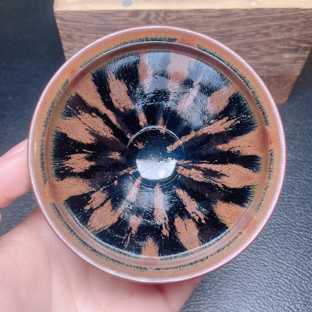 茶盏滴滴答答地响