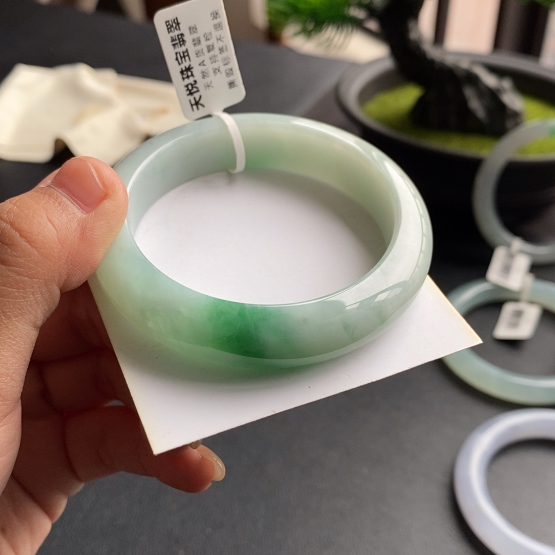 翡翠手镯未镶嵌翡翠