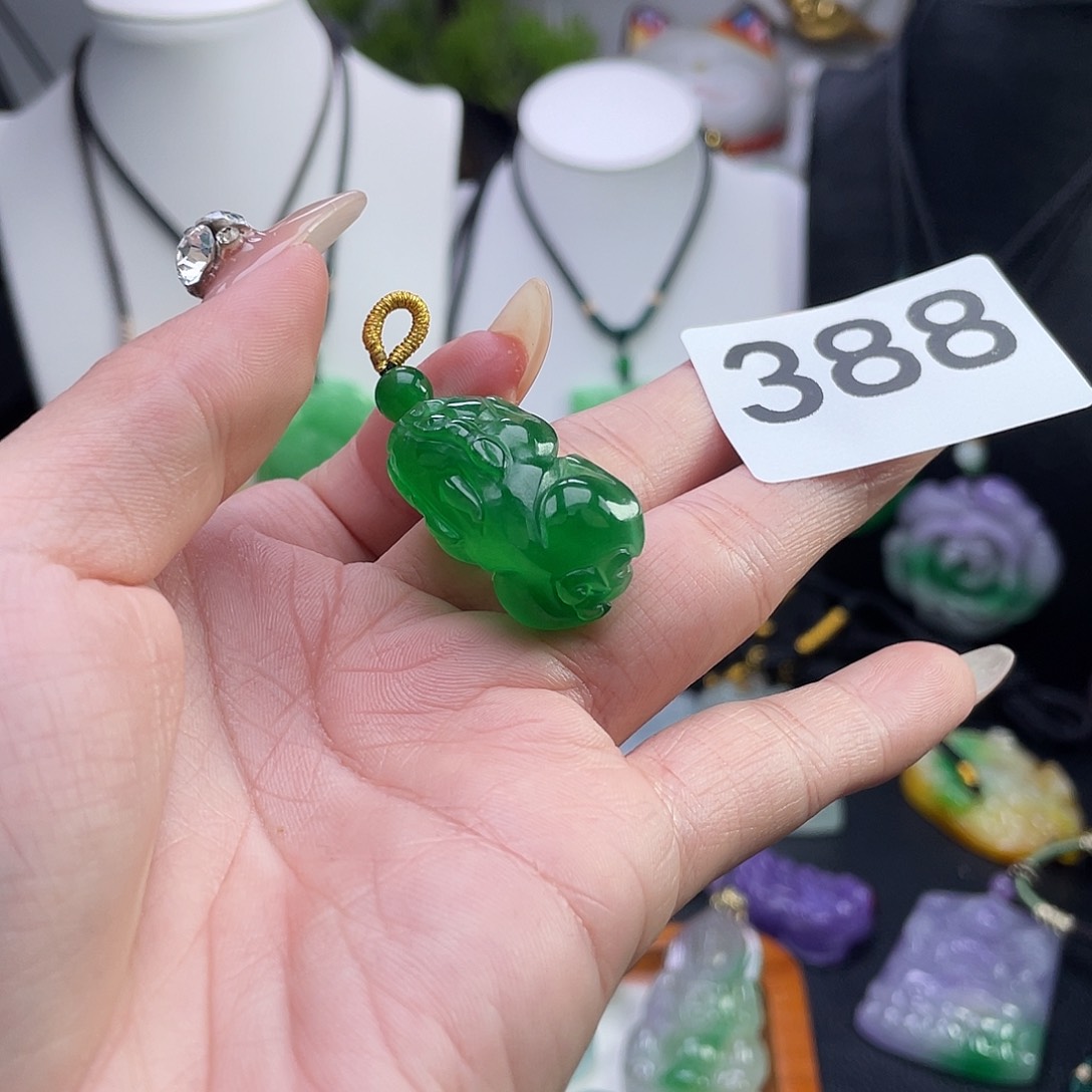 翡翠未镶嵌吊坠(赠链)