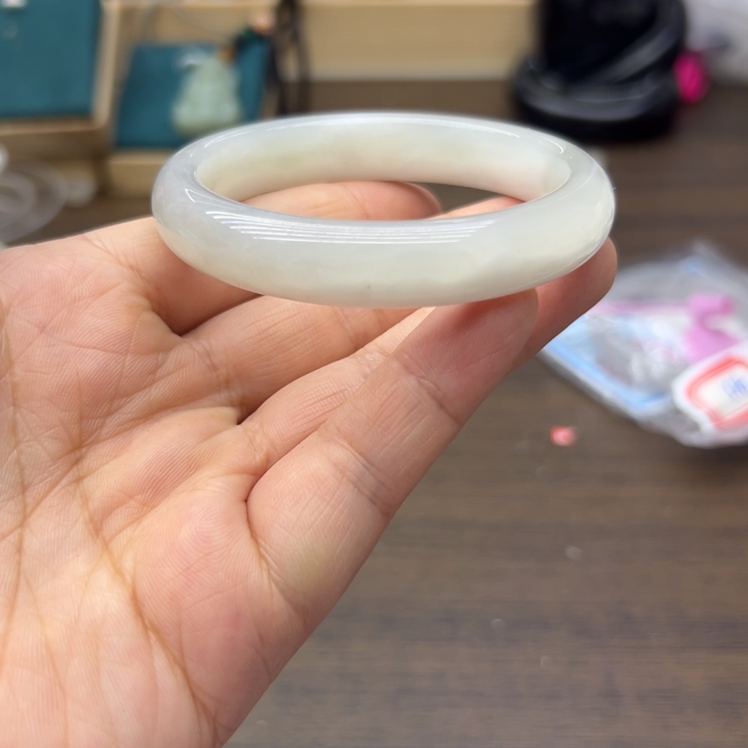 和田玉未镶嵌手镯54.4圈围910瑕