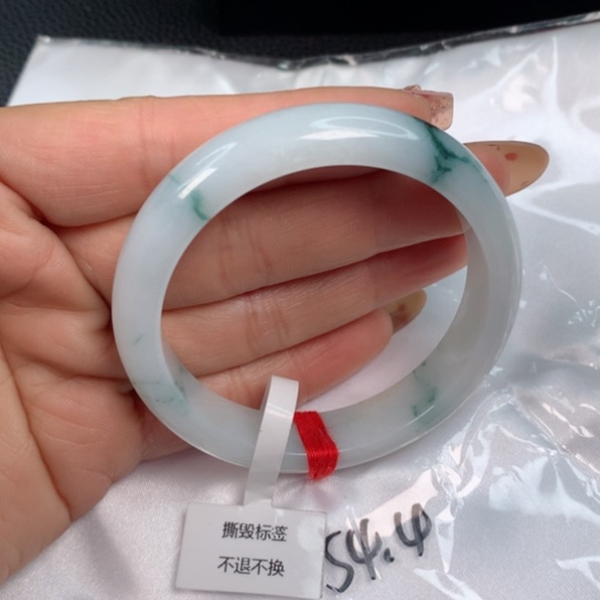 翡翠手镯未镶嵌……….