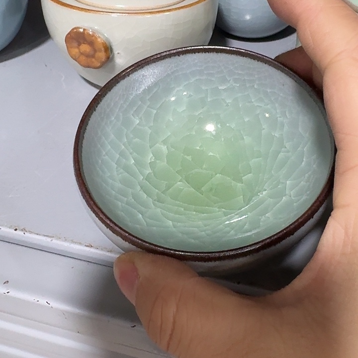 主人杯一个，瓷。。。。品茗