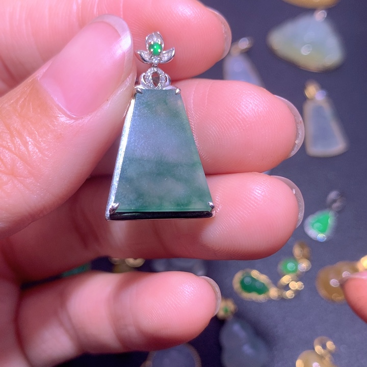 颈饰18K金镶嵌翡翠翡翠