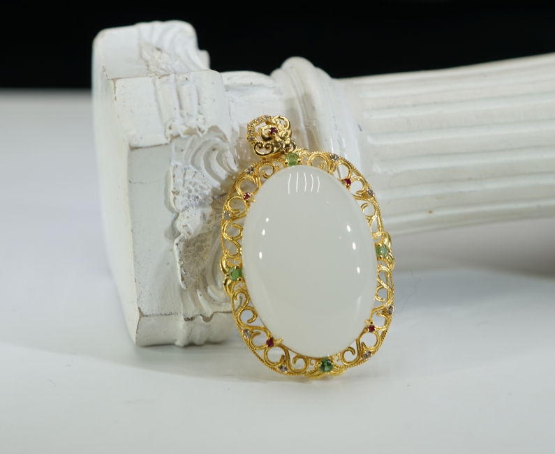 18k和田玉旦形吊坠 T012111