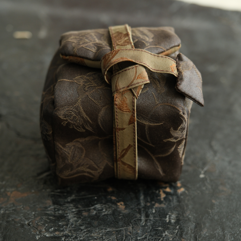 【花叶丛生】黑咖提花香云纱单线卷绳单杯袋（慢蓝S1725）