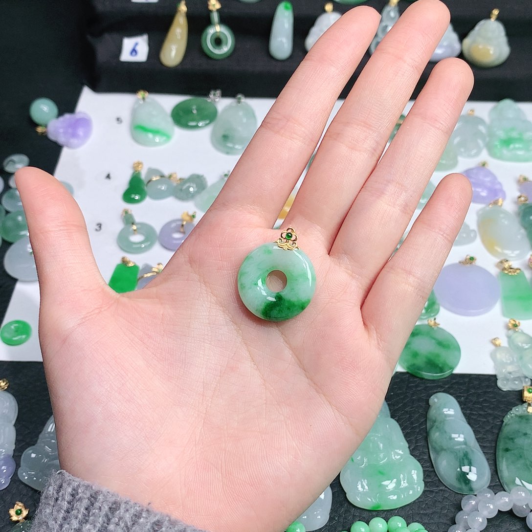 翡翠颈饰未镶嵌翡翠