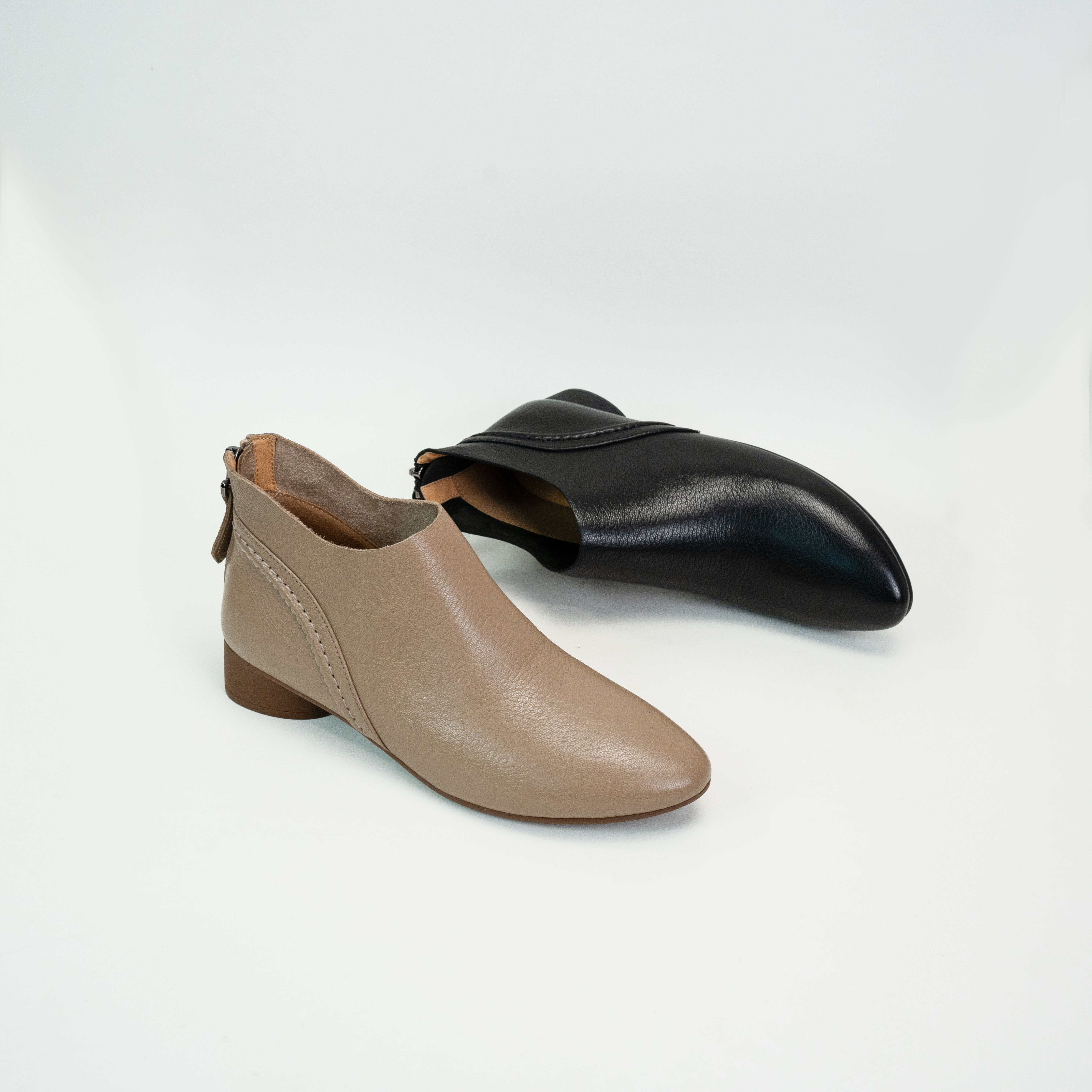 【艾尚周】3CM/低跟秋季新款女靴2025年舒适休闲百搭真皮复古粗跟