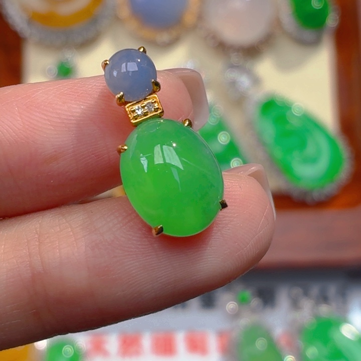 翡翠18K金镶嵌颈饰