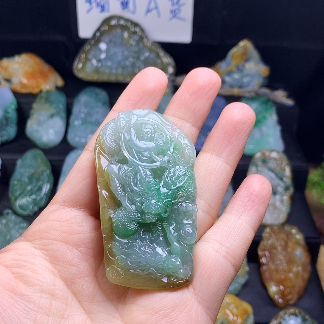 翡翠颈饰未镶嵌守****恩