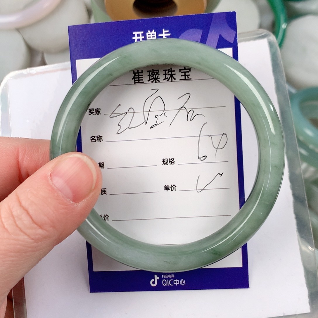 石英质玉手镯未镶嵌红****?