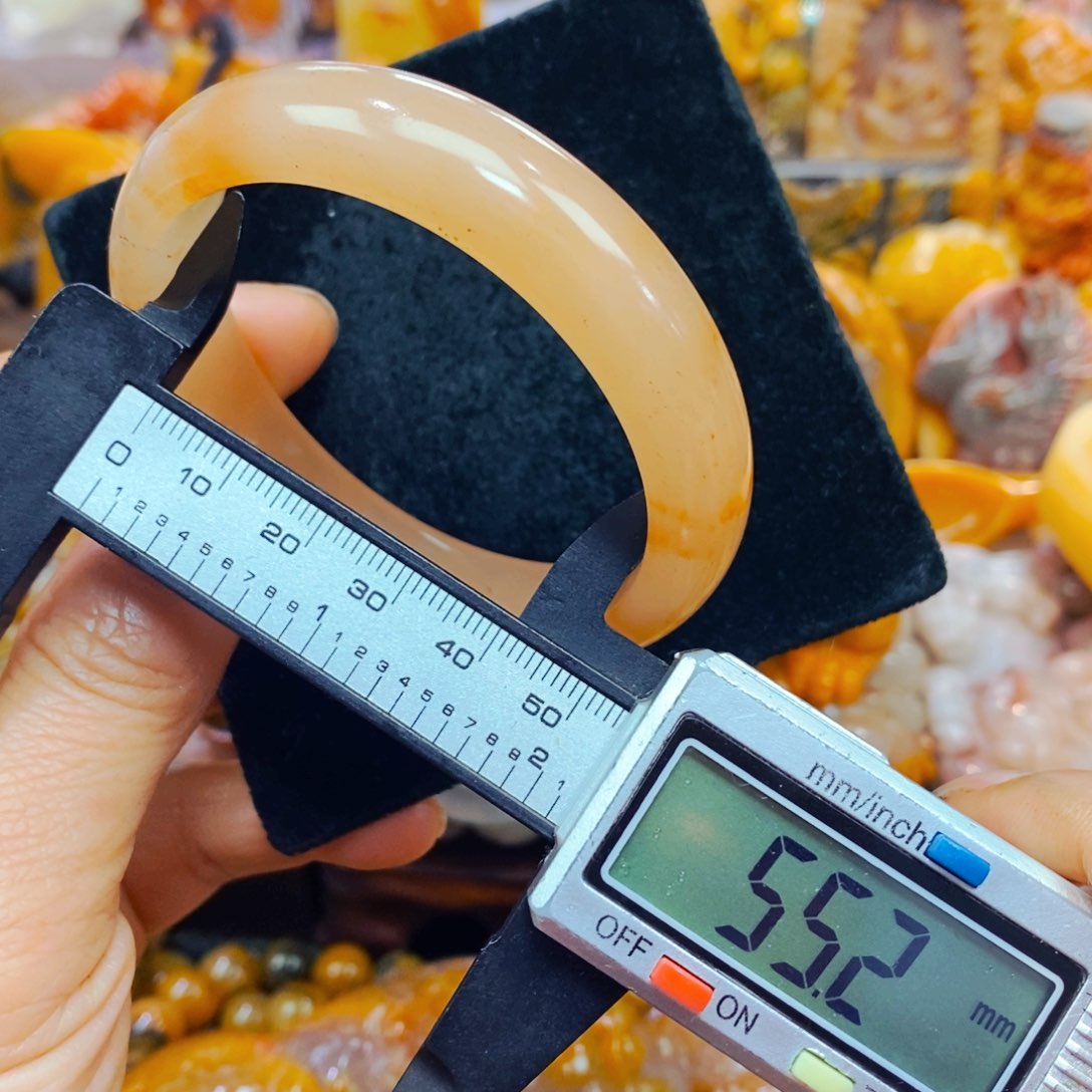 未镶嵌石英质玉（黄龙玉）颈饰