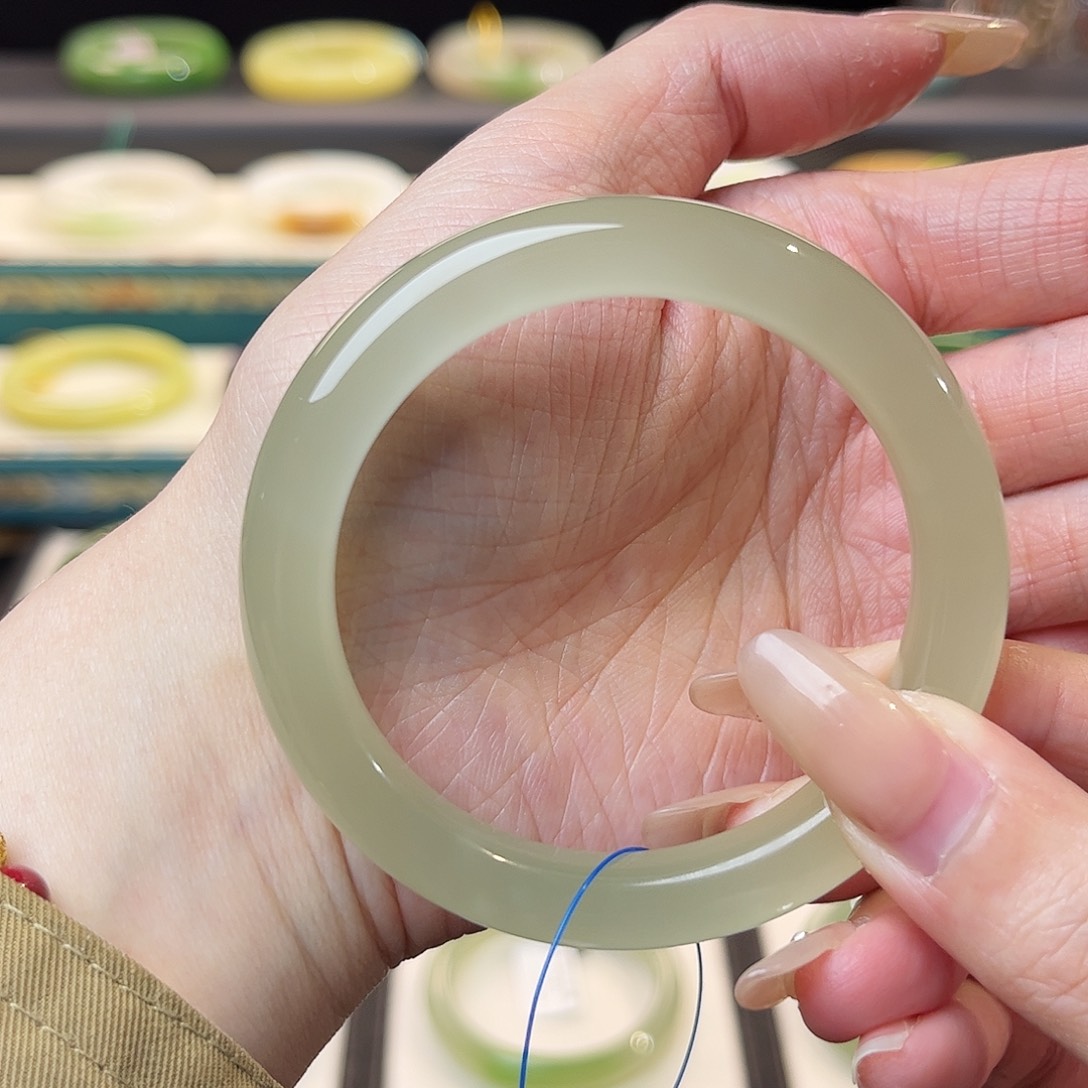 和田玉手镯未镶嵌高冰晴