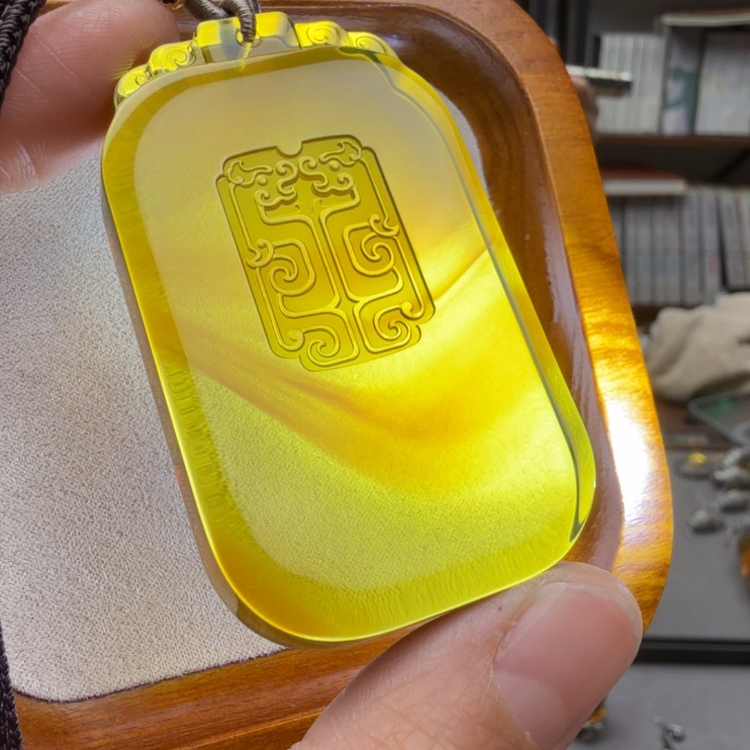 琥珀颈饰未镶嵌双龙