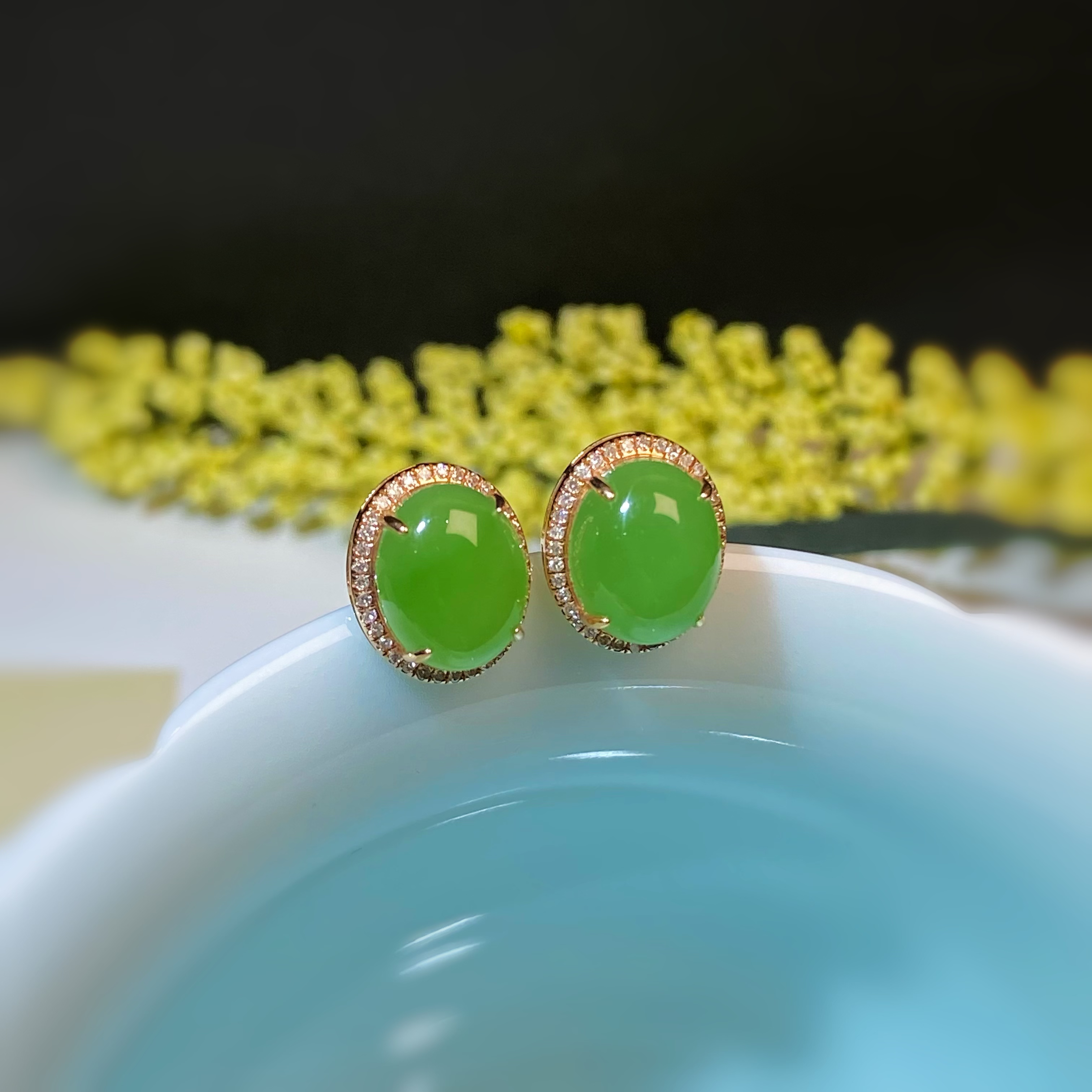 和田玉苹果绿蛋面耳钉 18K金镶嵌 时尚简约百搭休闲款