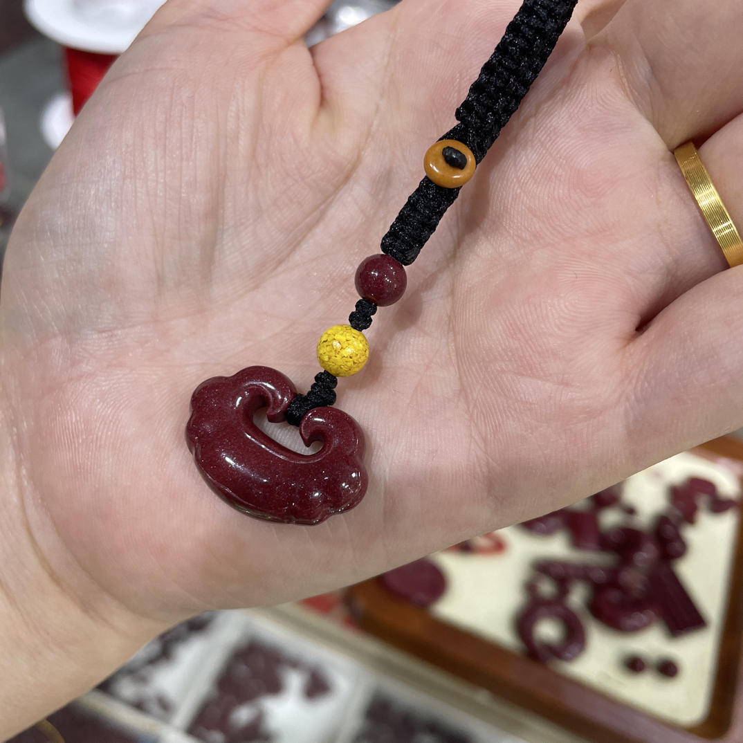 含辰砂工艺品含辰砂工艺品紫金沙祥云锁钥匙链