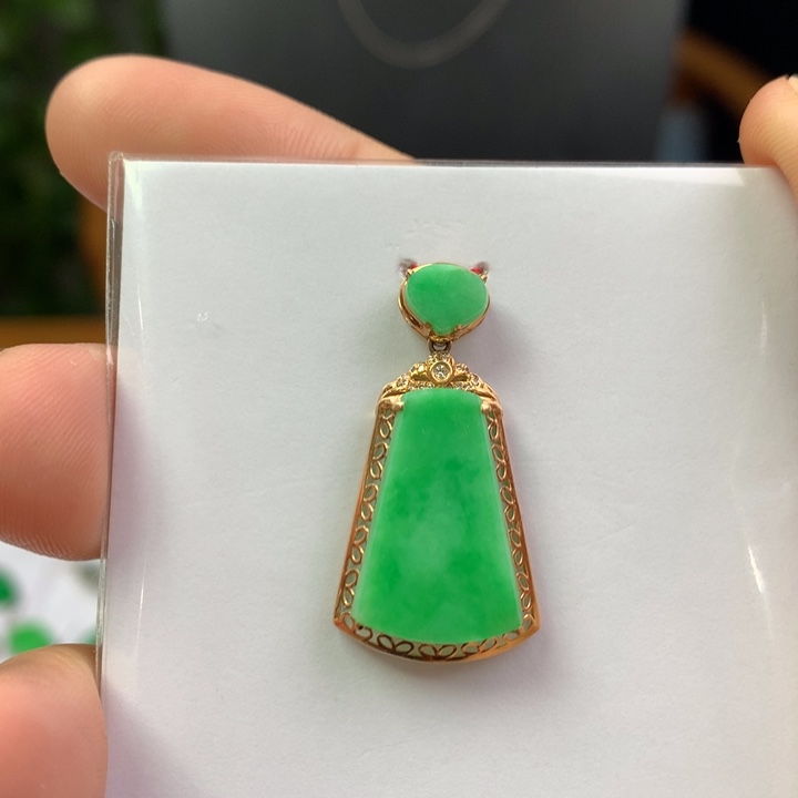 如***8翡翠18K金镶嵌颈饰翡翠吊坠