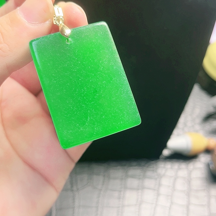 颈饰18K金镶嵌翡翠