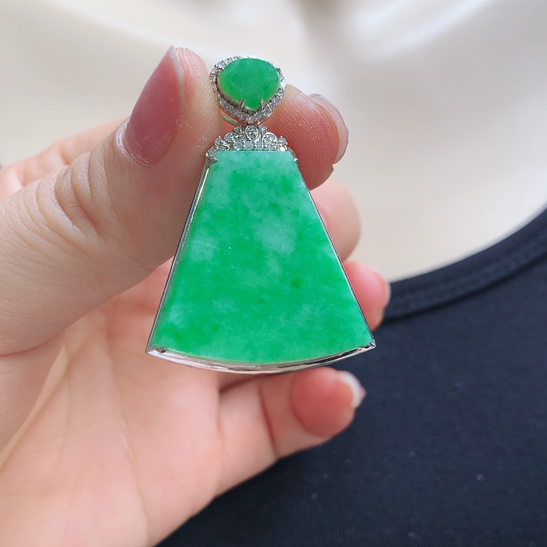 翡翠颈饰18K金镶嵌无事牌