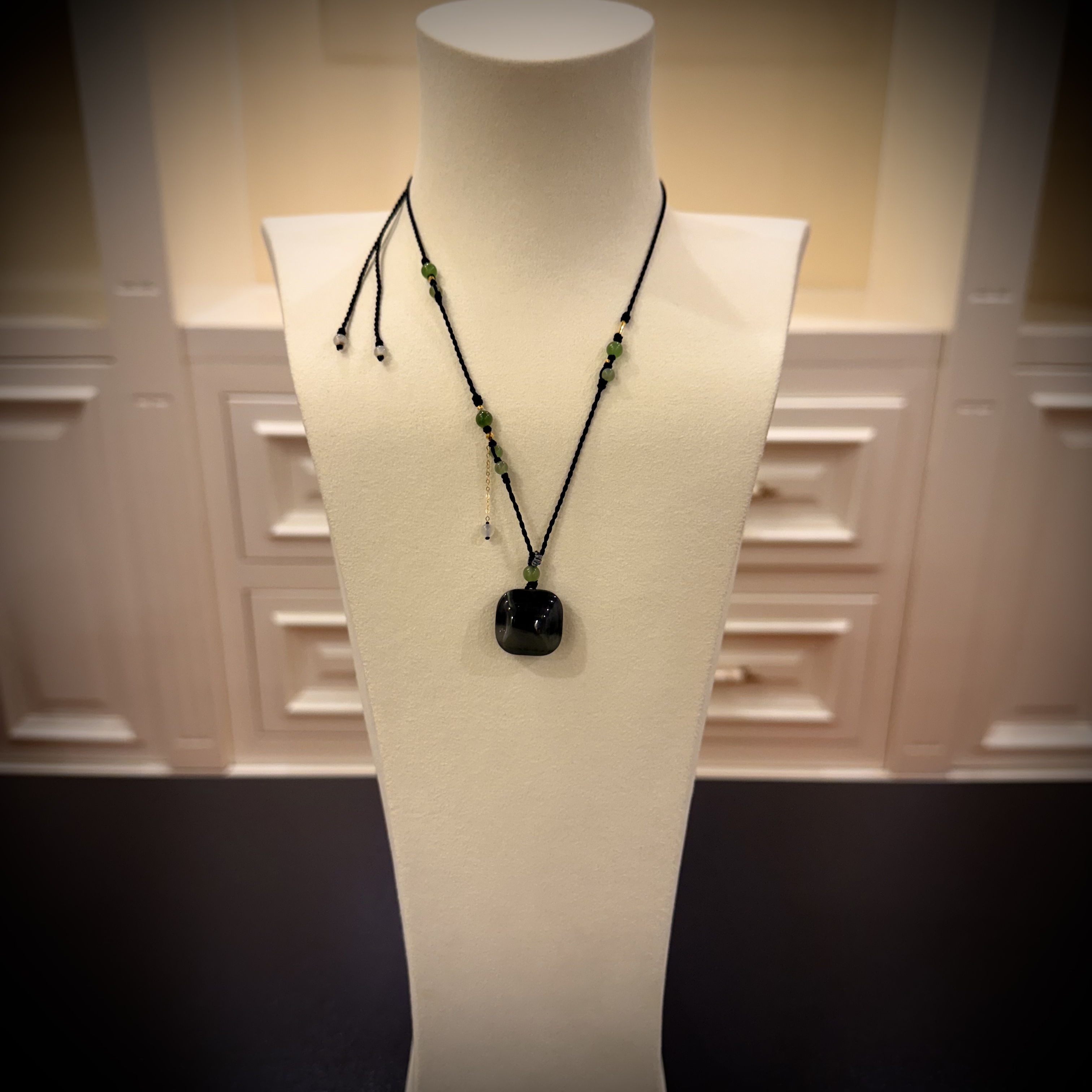 壹屿珠宝     120108    18 K金配件和田玉典藏级颈饰 