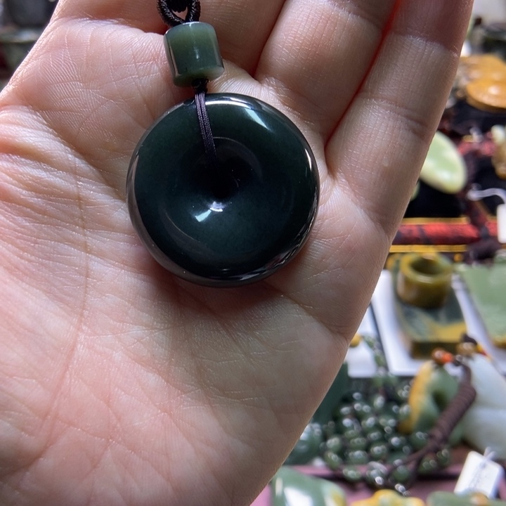 吊坠(赠链)未镶嵌岫岩老玉（透闪石质玉）