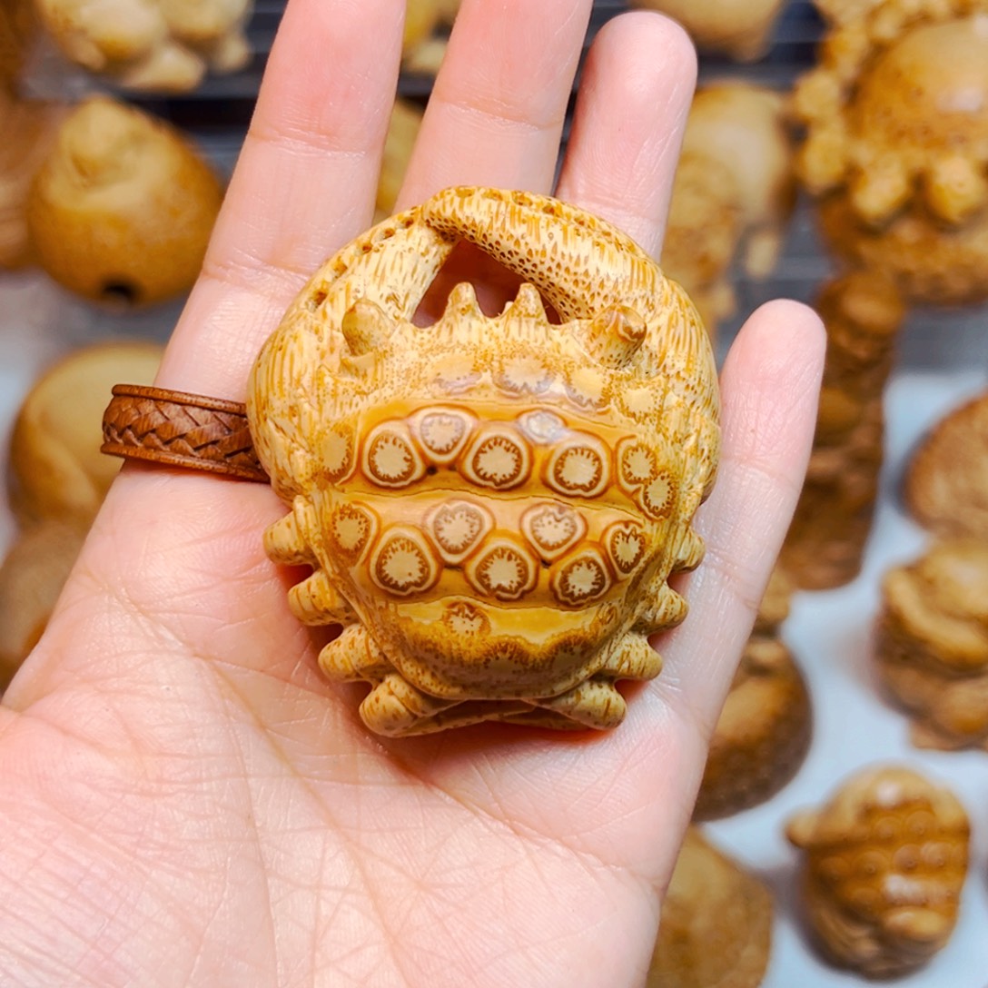 竹根雕竹雕螃蟹。            