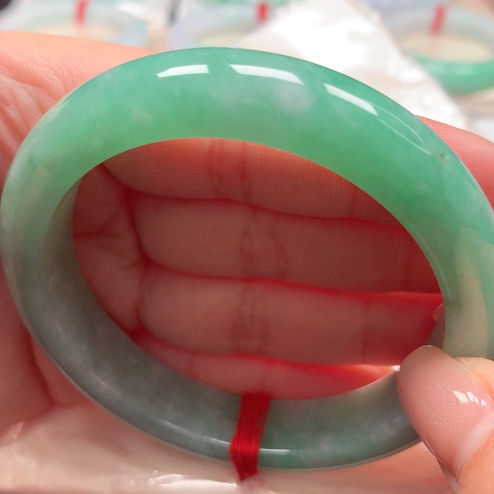 翡翠手镯未镶嵌满绿72微瑕捡漏