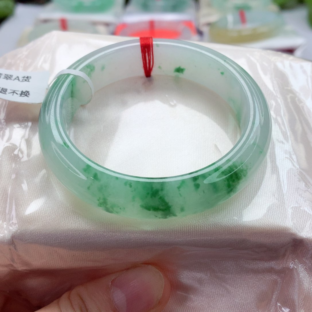 翡翠手镯未镶嵌 52.2 飘辣绿花 完整性高 小