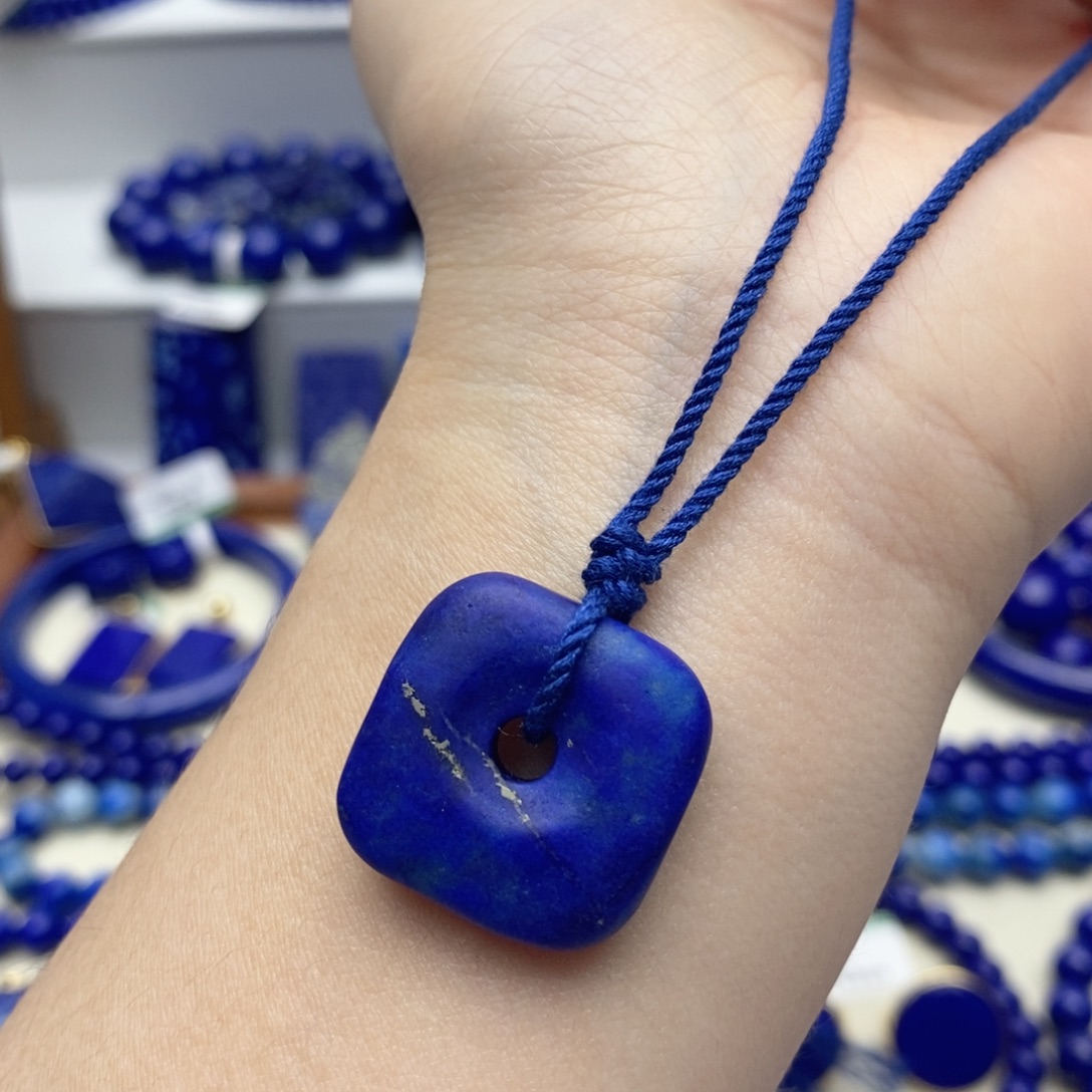 青金石未镶嵌颈饰