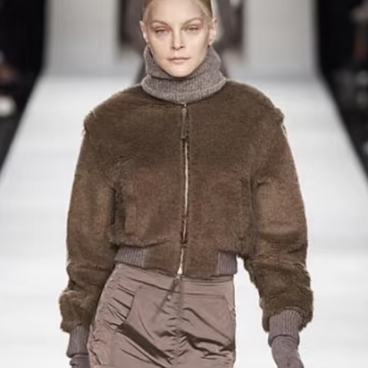 99新 MaxMara 纯色罗纹边饰拉链长袖短款夹克外套38码03325
