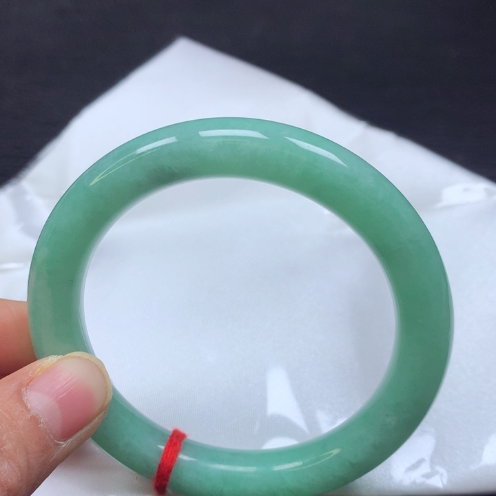 翡翠手镯（圆镯）未镶嵌55圈