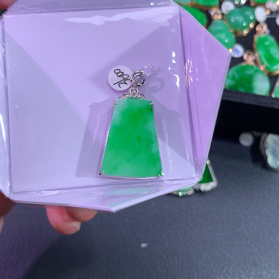 翡翠吊坠(赠链)18K金镶嵌