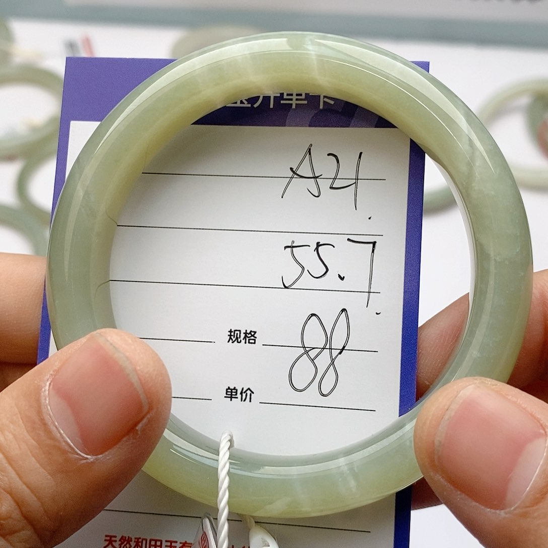 和田玉手镯未镶嵌