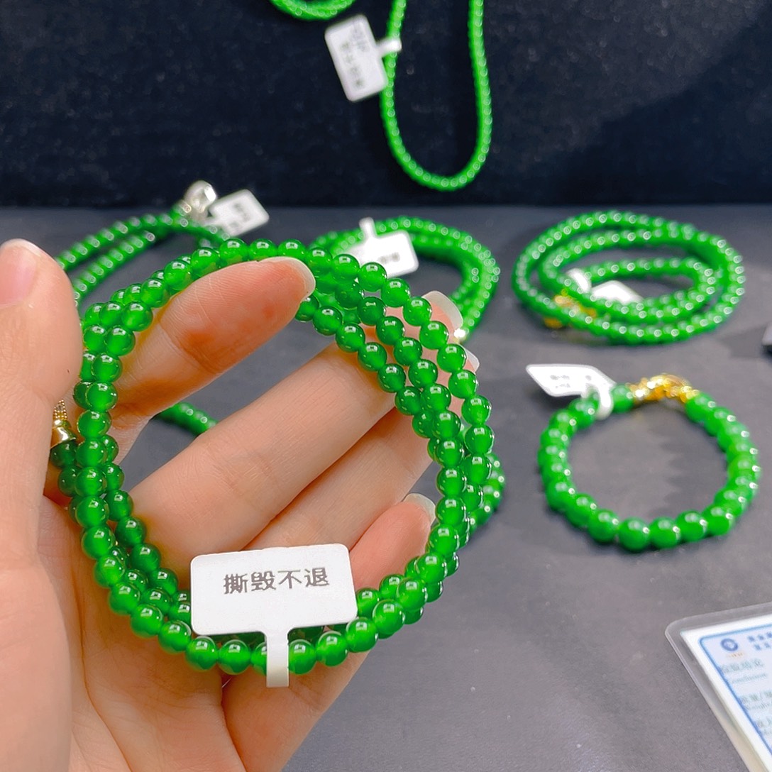 用***4翡翠未镶嵌颈饰    