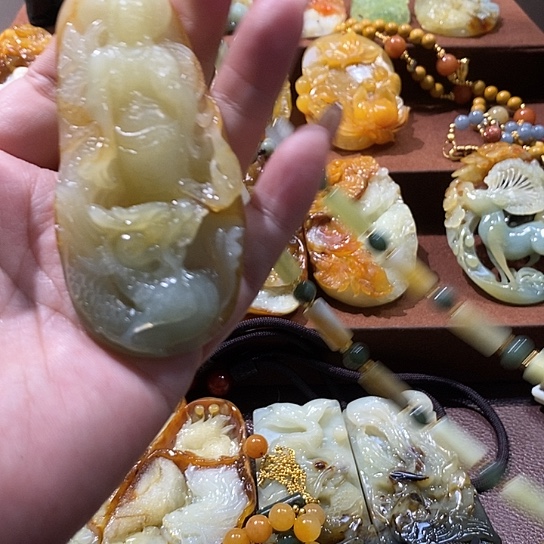 蛇纹石玉未镶嵌颈饰