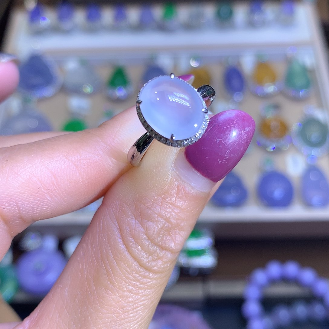 翡翠颈饰18K金镶嵌吃****人翡翠