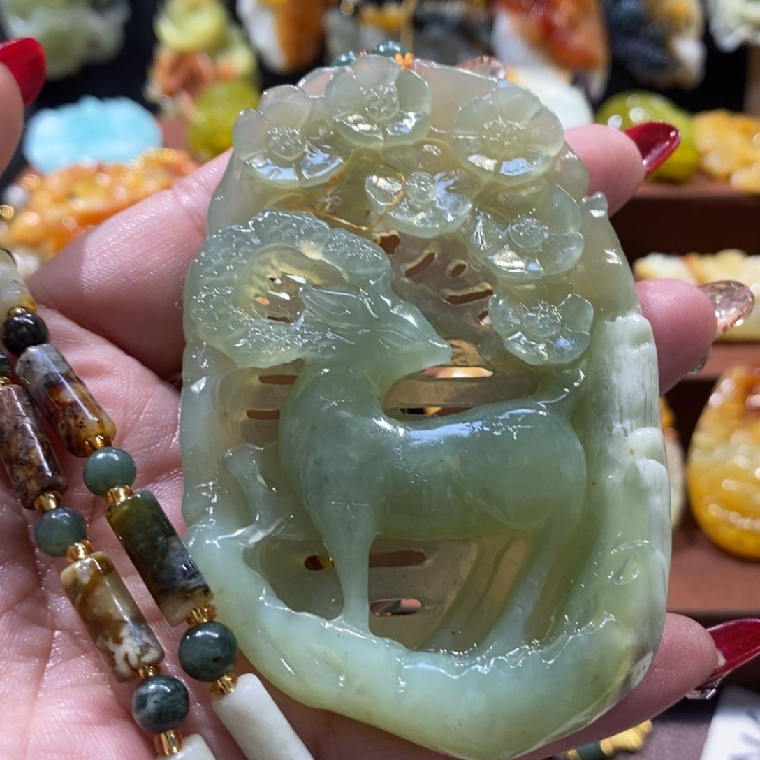 蛇纹石玉颈饰未镶嵌