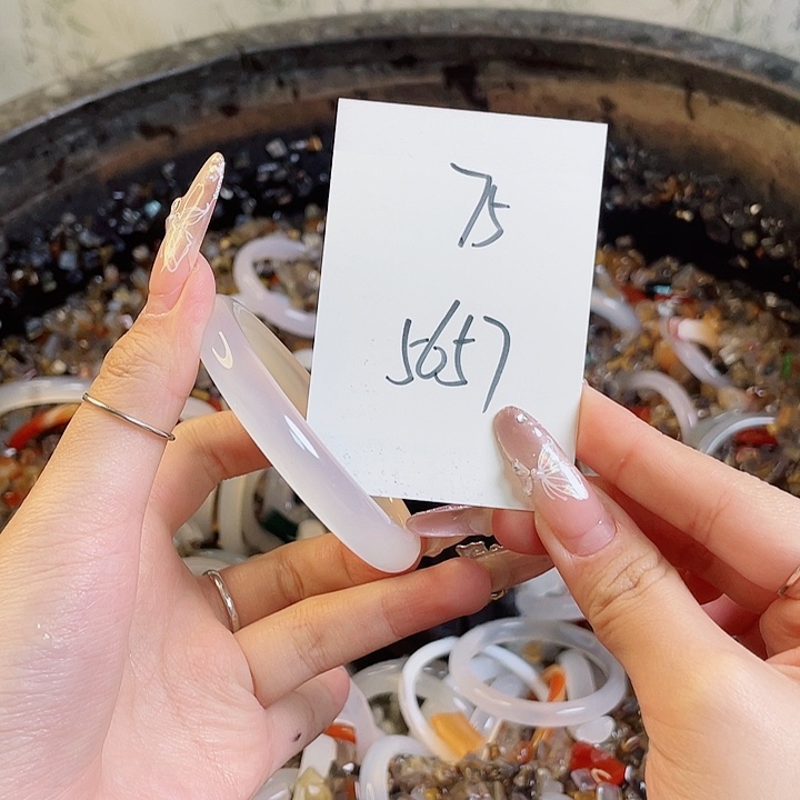 玛瑙/玉髓手镯未镶嵌75